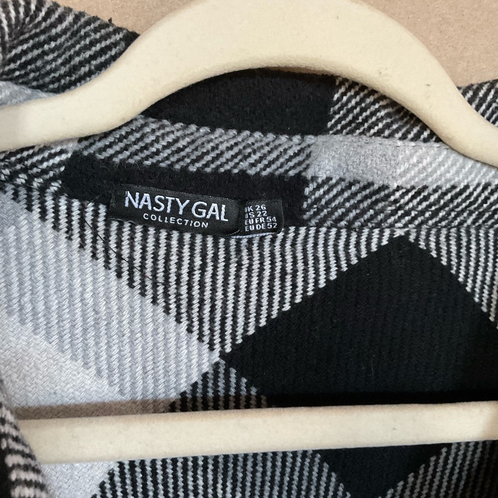 Nasty Gal Black and White Plaid Button-Up Shirt. Flannel. Size 22 - Picture 5 of 11